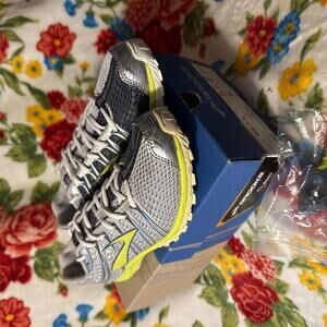 Brooks Women's Mach 11 size 7.5B Running Shoes - Size 7.5